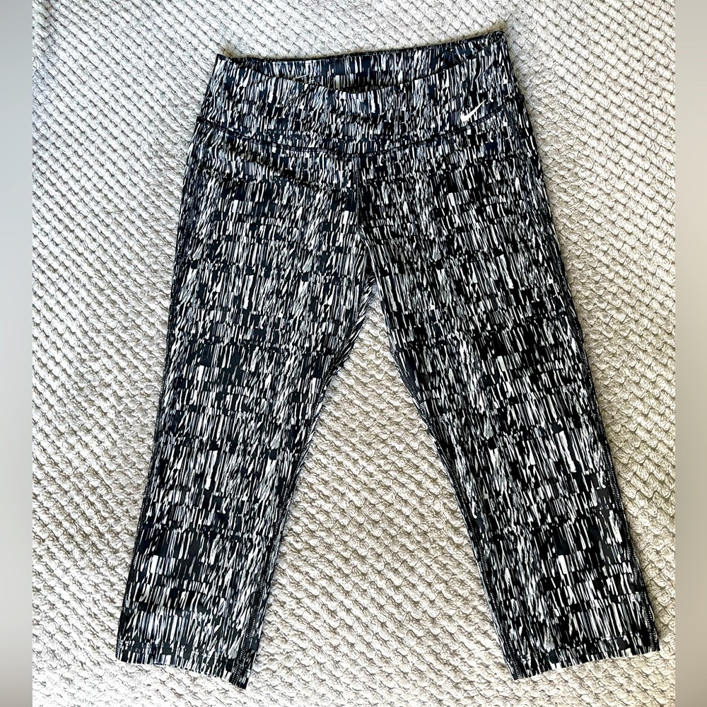 Dri-Fit excessive leggings capri length. Size large